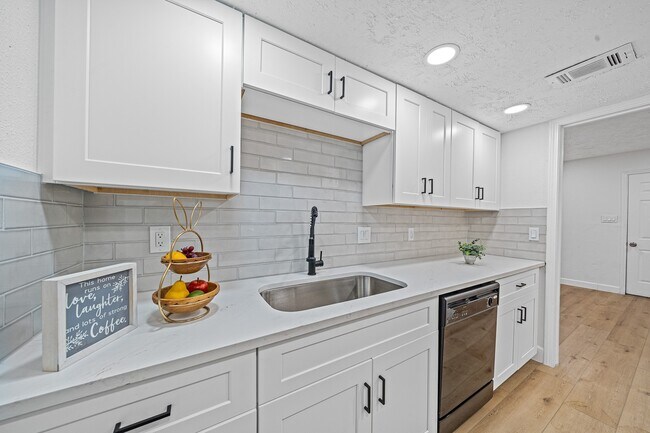 Building Photo - 8726 Wilcrest Dr