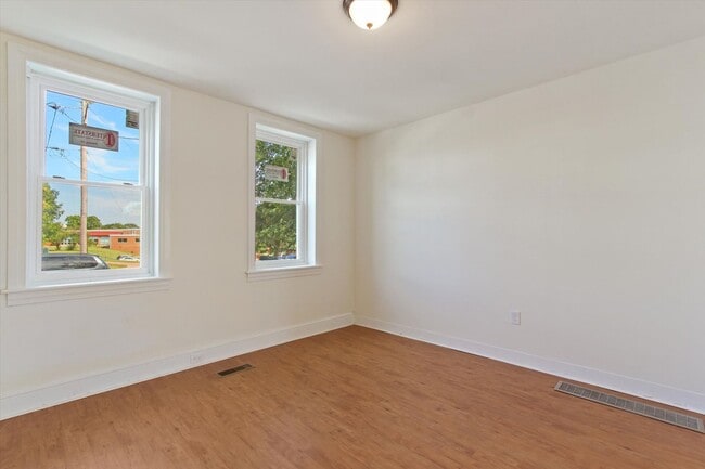 Building Photo - Coming Soon! Bright 3 Bedroom, 1.5 Bath Ho...