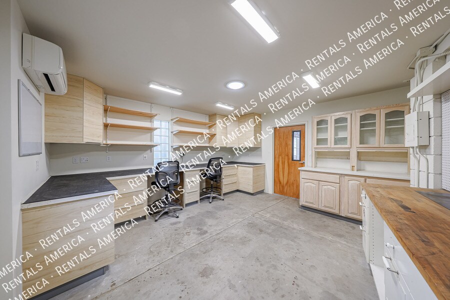 Building Photo - 3237 E Meadowbrook Ave