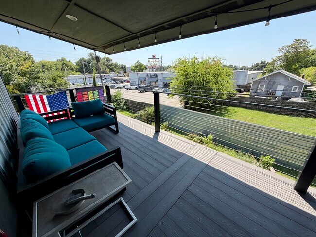 Building Photo - Contemporary 2 bedroom, 2.5 bath home in the heart of Route 66.