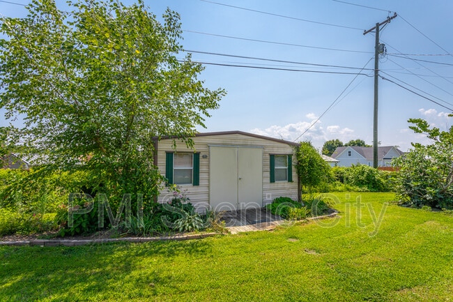 Building Photo - 8140 Holly Crest Dr