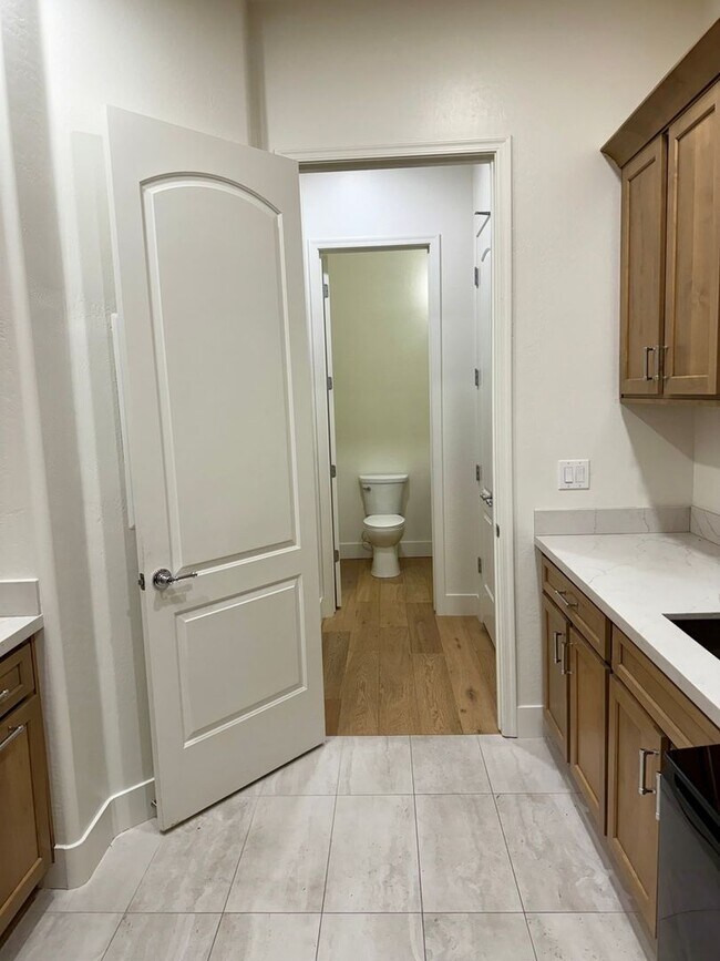 Building Photo - 1708 W Oberlin Way