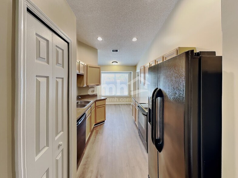 Building Photo - 9051 Rockpond Meadows Dr