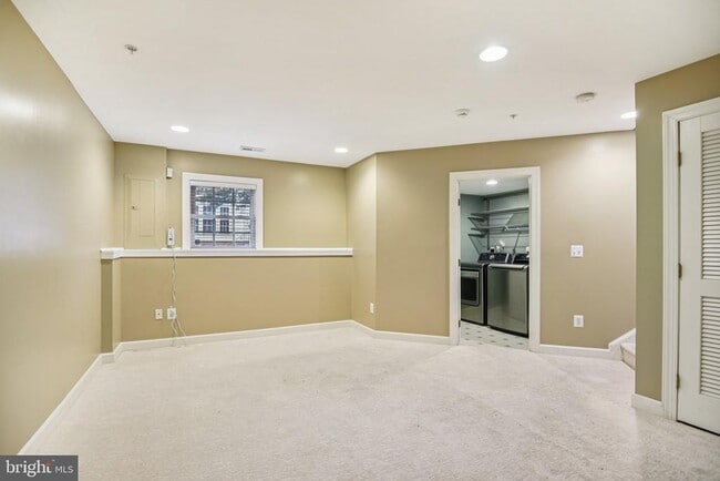Building Photo - 8154 Skelton Cir