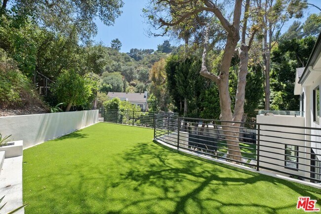Building Photo - 1712 N Beverly Glen Blvd