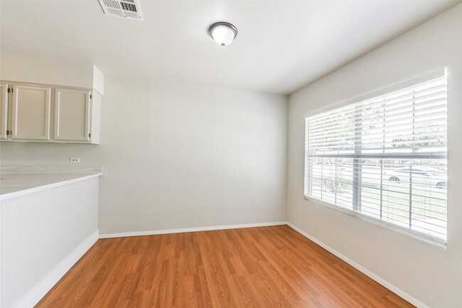 Building Photo - 5514 Vickita Dr