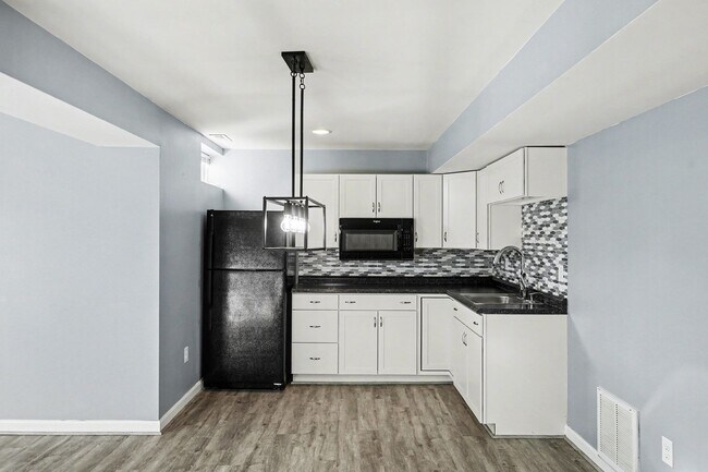 Building Photo - Spacious 5-Bedroom Fredericksburg Home with Flexible Living & Over 3,500 Sq Ft