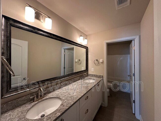 Building Photo - 688 Tree Top Trl