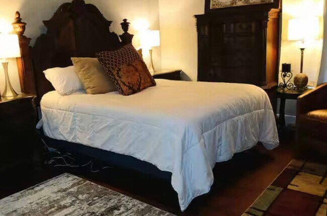 Building Photo - Charming 3BR House in Macon - Walk to Mercer Village and Tatnall Square Park!