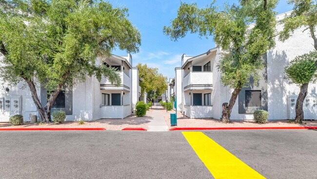 Building Photo - Ground-Floor 1-Bed Condo with Access to Co...