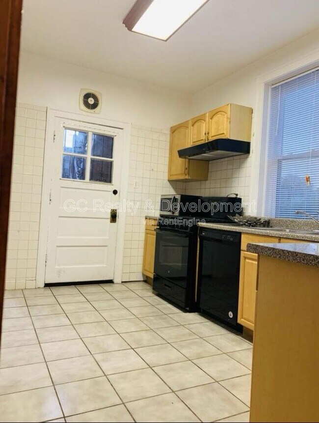 Building Photo - 6316 N Rockwell St