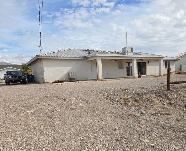 Building Photo - 3 Bedroom, 2 Bath, 2 Car Garage