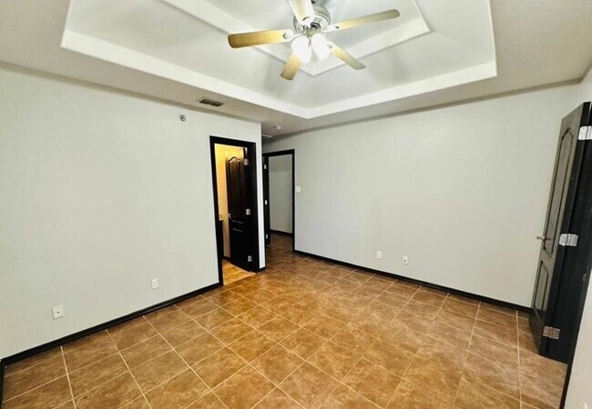 Building Photo - 1204 W Fig Ave