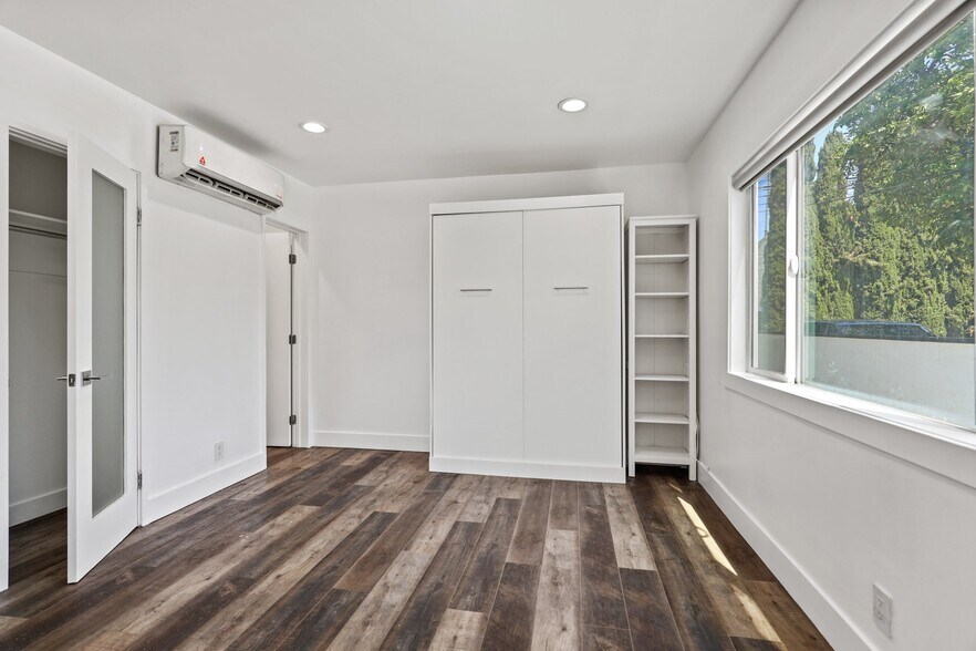 Building Photo - 1321 W 36th Pl