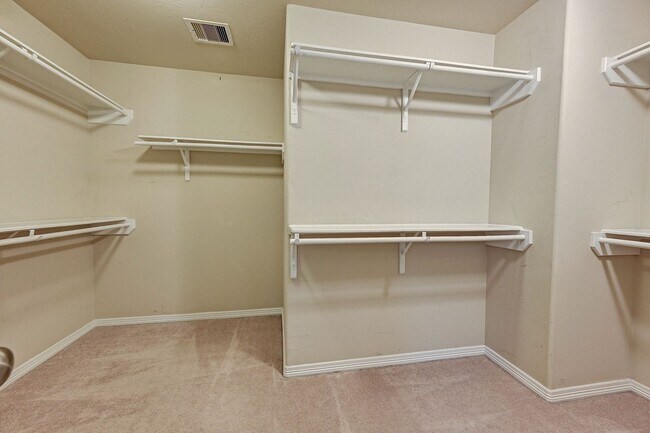 Building Photo - Charming 3-Bedroom Home with Modern Amenit...