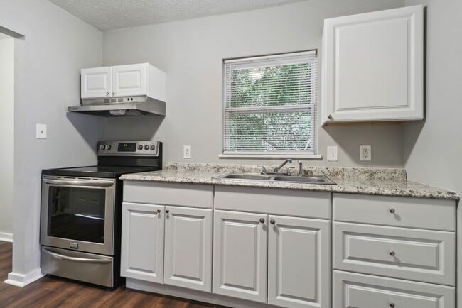 Building Photo - Large 3BR/1BA Near Ardsley Park House For Rent