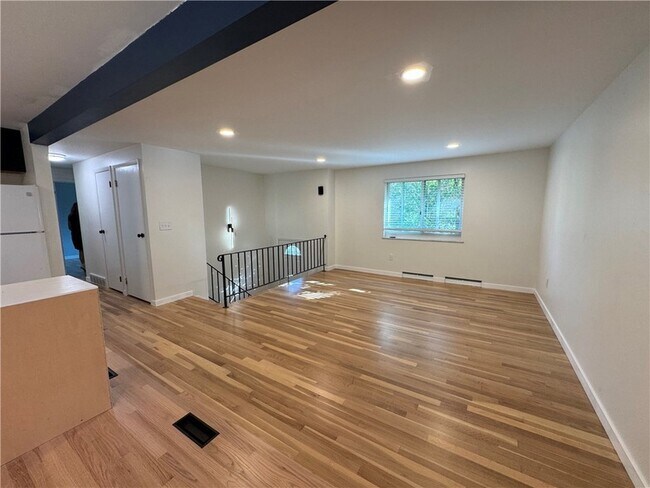 Building Photo - 111 Treeview Dr