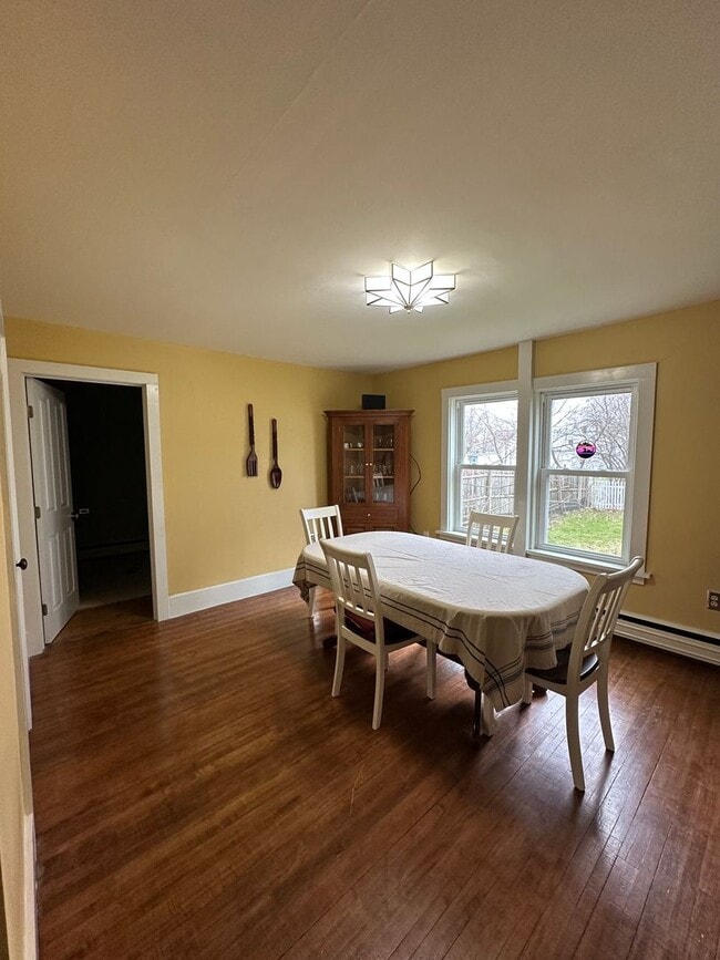 Building Photo - Spacious Single-Family House - Close to Mi...