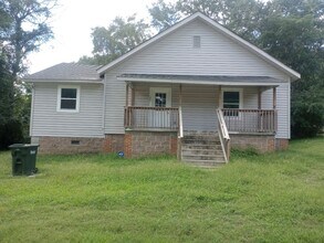 Building Photo - 3 Bedroom 2 Bathroom House