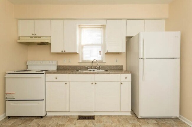 Building Photo - 4022 Maine Ave NW