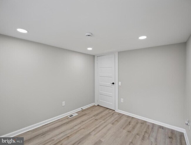 Building Photo - 6008 Addison Rd