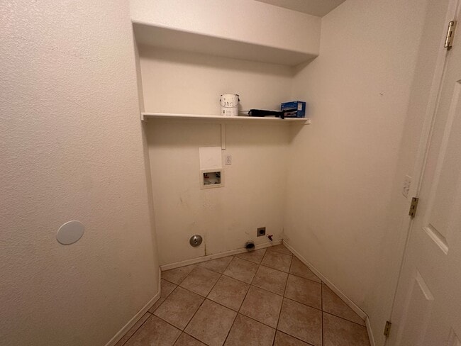 Building Photo - 2 BR 2Ba Home with YARD, Garage, close to Hwy 95 Fort Mohave