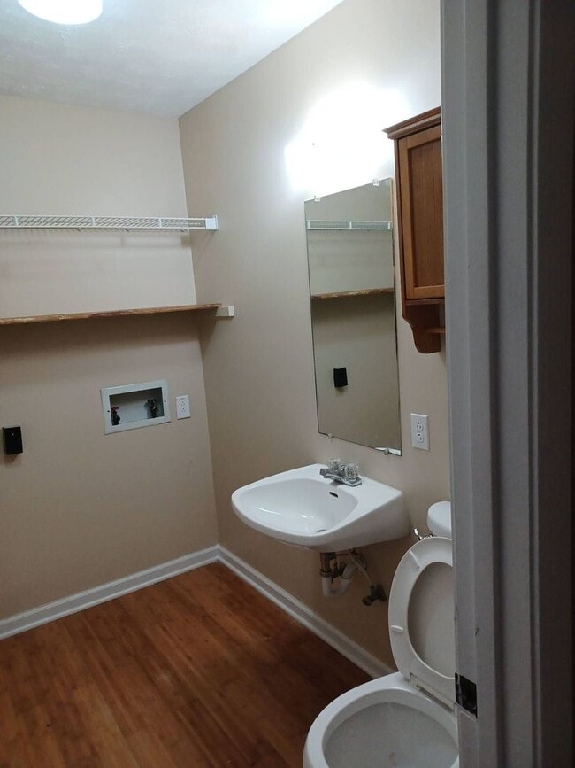 Building Photo - 3 Bedroom 2.5 Bathroom Home!