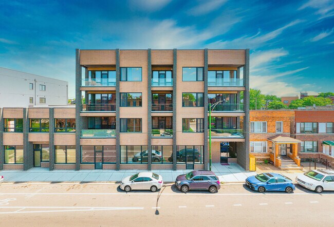 Primary Photo - 2827 N Clybourn Ave