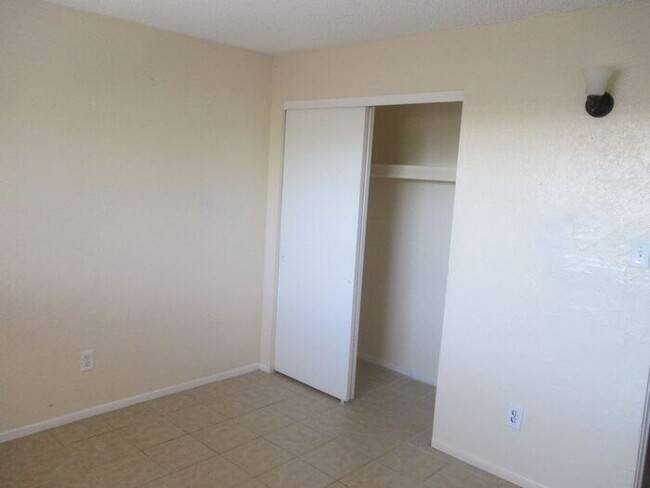 Building Photo - Central!! CORNER UNIT!! 2 Bed / 1 Bath wit...