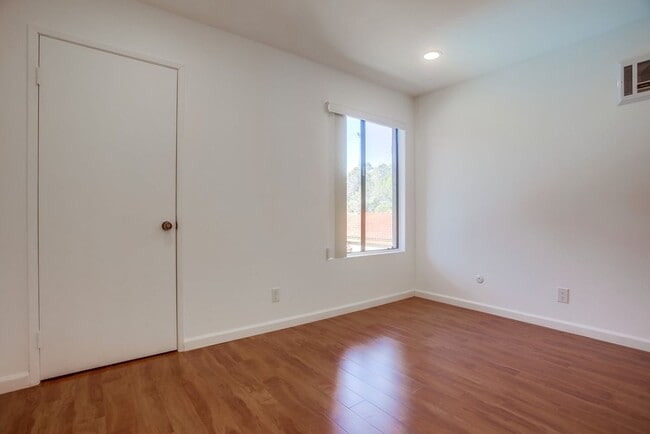 Building Photo - Cute Oceanside condo with garage parking!