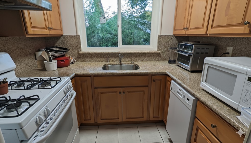 Primary Photo - 2092 Yale St