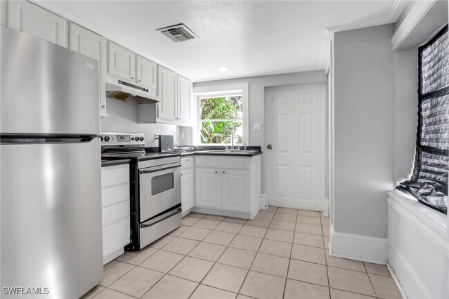 Building Photo - 156 4th St