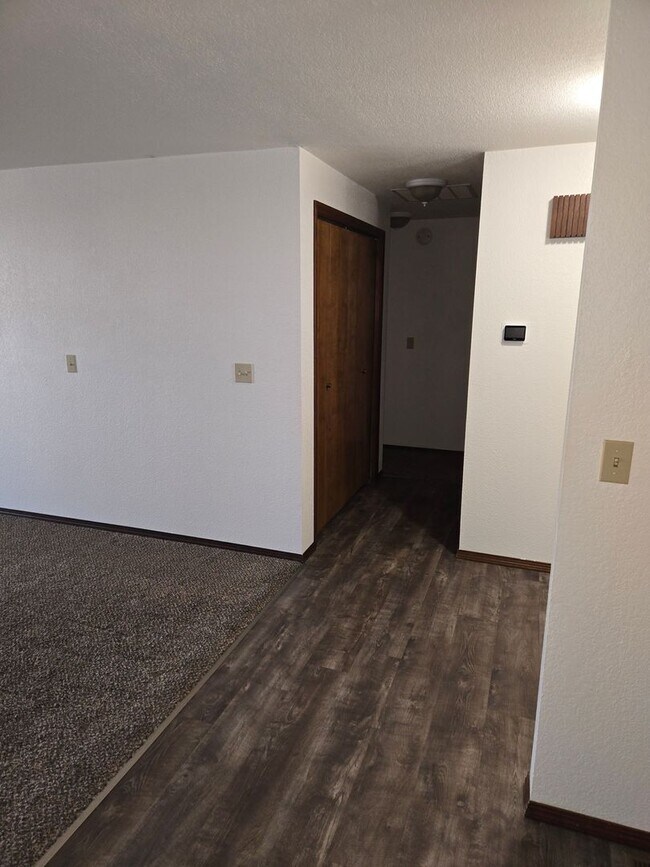 Building Photo - Beautiful Hermiston Home offers a perfect balance of comfort and convenience