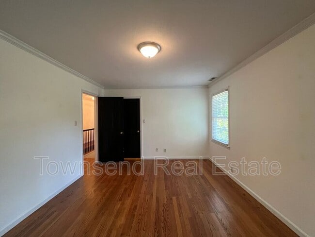 Building Photo - 2814 Mirror Lake Dr
