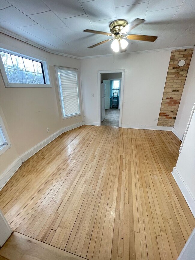 Building Photo - 1302 W 1st St