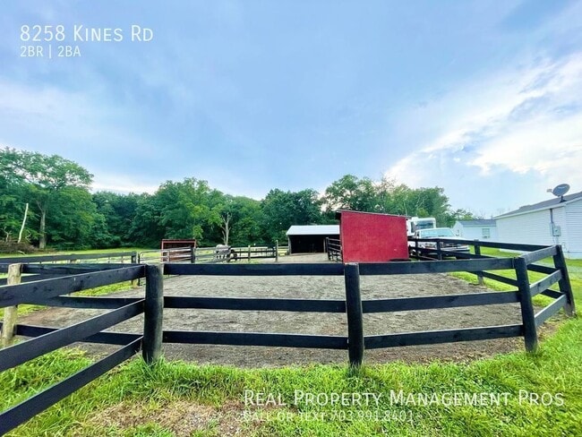 Building Photo - FIVE ACRE HORSE FARM!