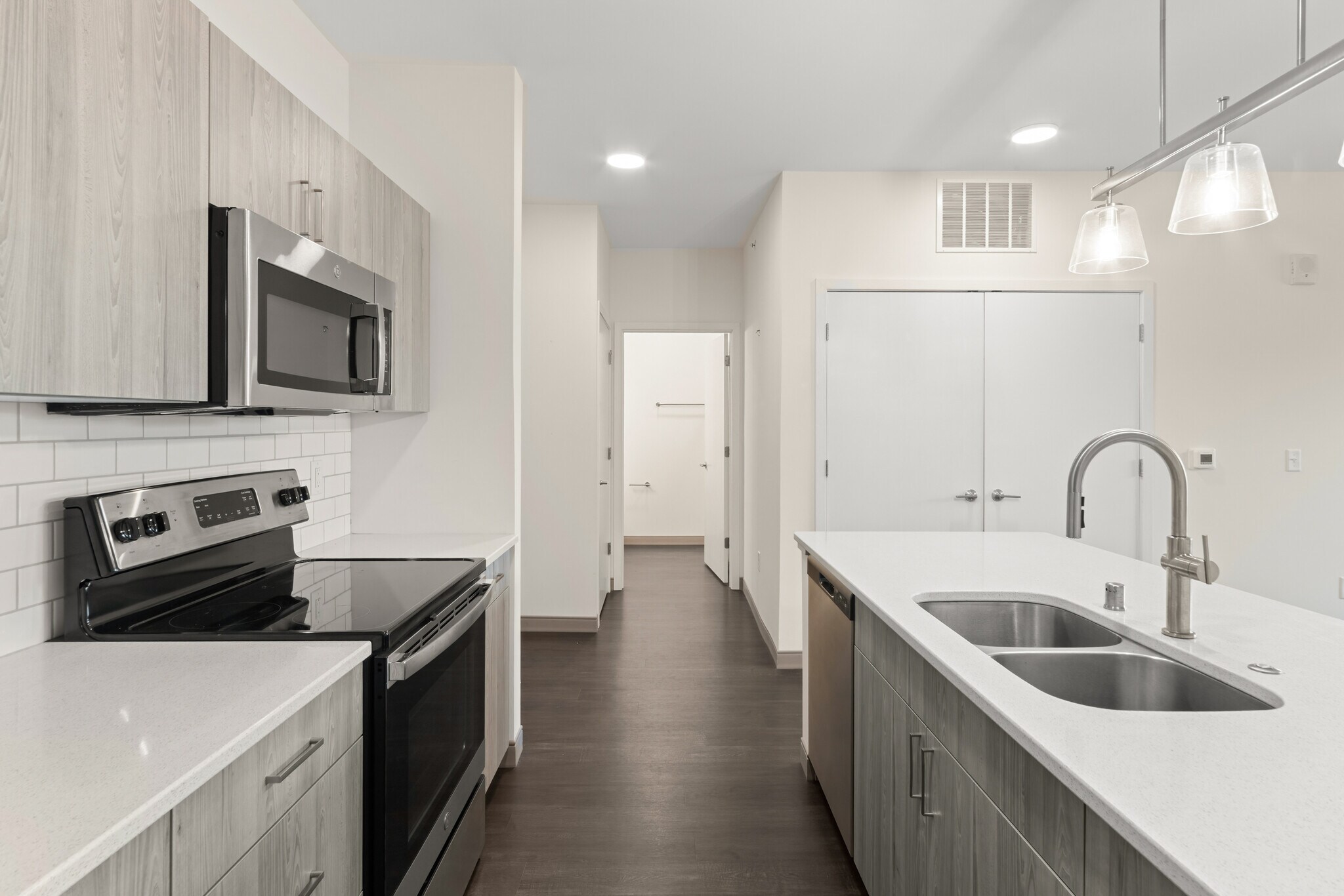 Building Photo - 2420 E Capitol Dr