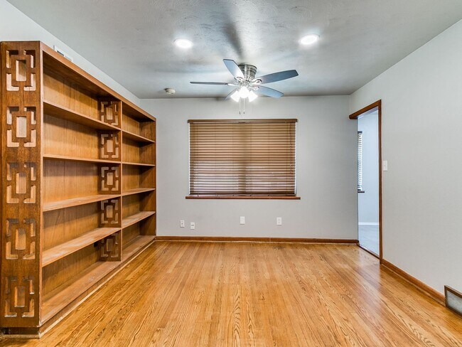 Building Photo - 721 E Bouse Dr