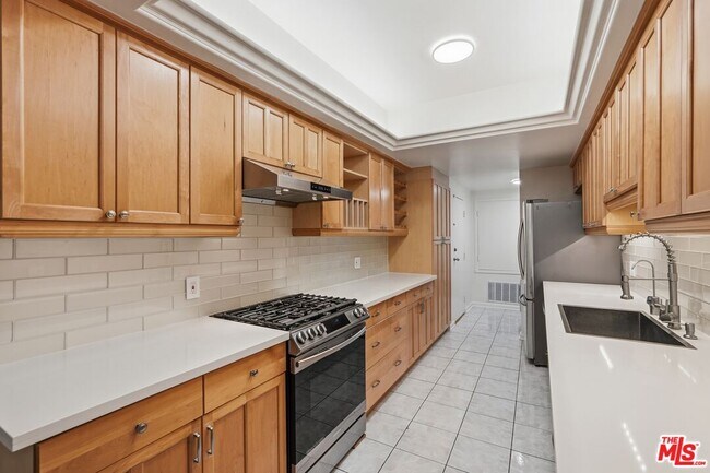 Building Photo - 1557 S Beverly Glen Blvd