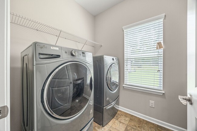Building Photo - Spectacular 5 Bedrm, 3.5 Bath in the gated...