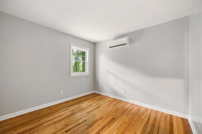 Building Photo - Newly Renovated 2 Bedroom, 1 Bath Duplex within walking Distance to UVA!