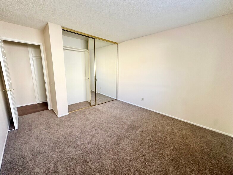 Building Photo - 1384 Naples Ct