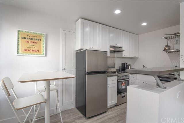 Building Photo - 121 S Elm Dr