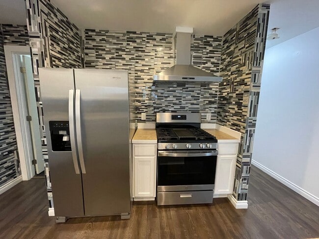 Building Photo - Charming, Modern One Story Home! Pet Frien...