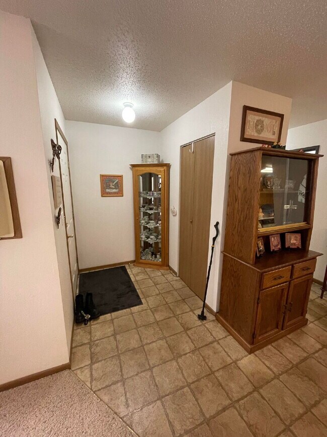 Building Photo - APPLICATION PENDING -- Spacious, Pet-Frien...