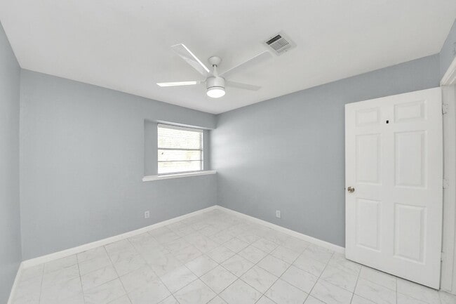 Building Photo - 6031 Dellfern Dr