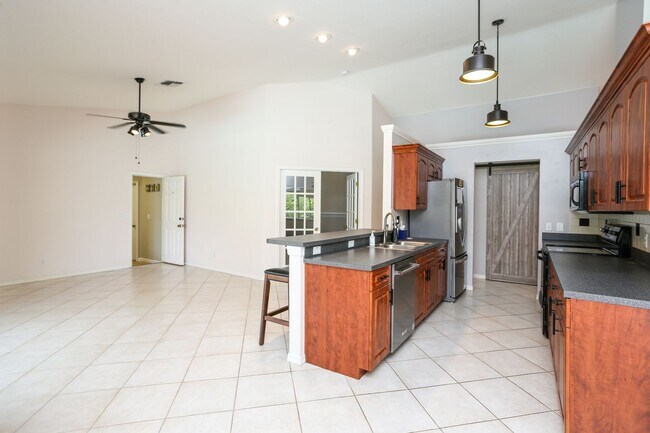 Building Photo - ** LELY COUNTRY CLUB UNFURNISHED 3 BEDROOM...