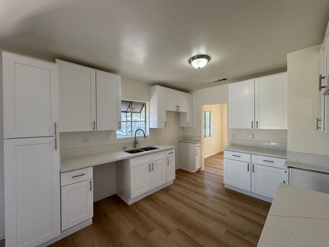 Building Photo - Single Family 3bd 2ba + Office Space