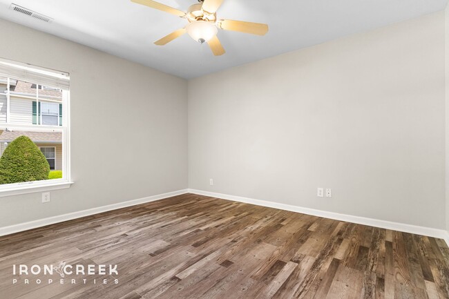 Building Photo - Stylish 2BR/2.5BA Townhome in Desirable Fl...