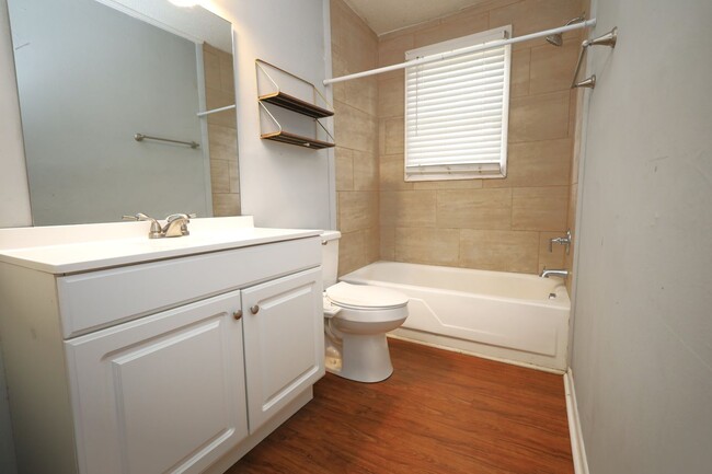 Building Photo - 808 Lilly St
